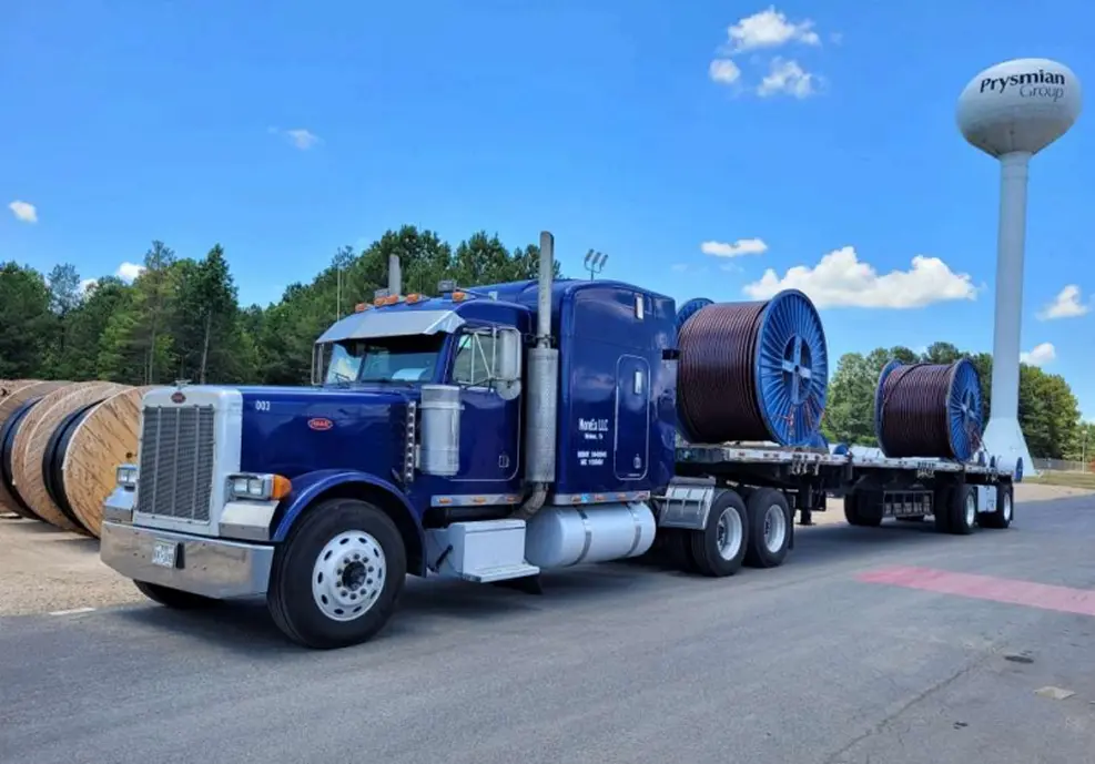 Heavy-duty truck with cable spools on trailer